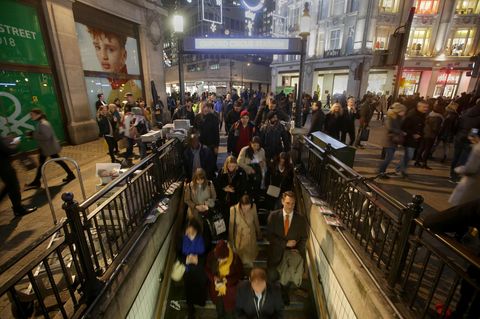 Fahrgäste gehen in die U-Bahn-Station Oxford Circus in London