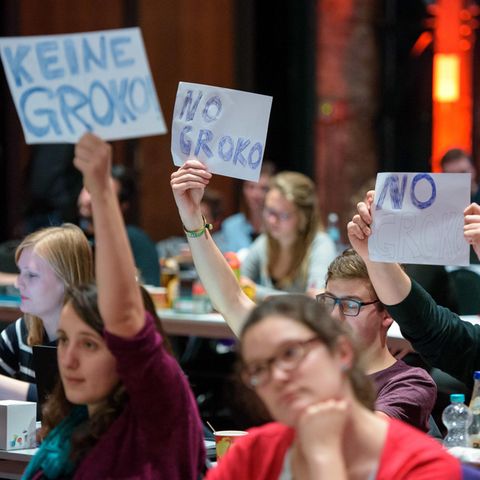 Juso-Delegierte halten SPD-Chef Martin Schulz Schilder entgegen: Keine Groko
