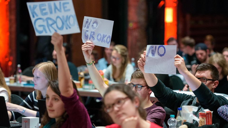 Jusos - Klares Nein zur GroKo Juso-Delegierte halten SPD-Chef Martin Schulz Schilder entgegen: Keine Groko