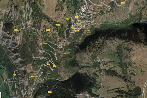 Der Ort des Busunfalls: Die D211 bei Alpe d'Huez