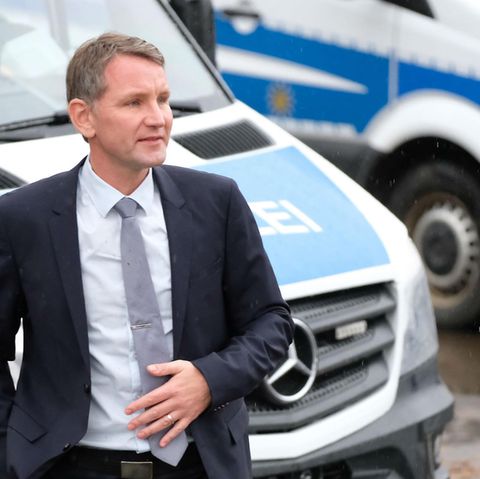 Björn Höcke am Wochenende auf einer Veranstaltung in Leipzig. Daheim im thüringischen Bornhagen hat der AfD-Politiker Ärger mit einer Künstlergruppe.