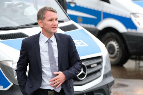 Björn Höcke am Wochenende auf einer Veranstaltung in Leipzig. Daheim im thüringischen Bornhagen hat der AfD-Politiker Ärger mit einer Künstlergruppe.