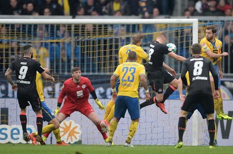 Tor für Nürnberg in Braunschweig - Hanno Behrens köpft ein