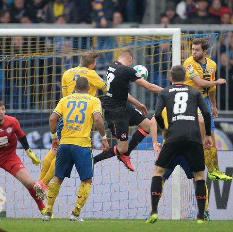 Tor für Nürnberg in Braunschweig - Hanno Behrens köpft ein