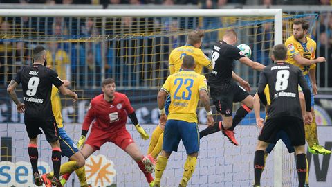Tor für Nürnberg in Braunschweig - Hanno Behrens köpft ein