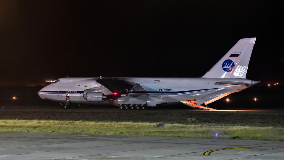 "ARA San Juan": Ein russisches Transportflugzeug vom Typ Antonow AN-124 landet auf dem Flughafen von Comodoro Rivadavia, in der südargentinischen Provinz Chubut. Ein russisches Transportflugzeug vom Typ Antonow AN-124 landet auf dem Flughafen von Comodoro Rivadavia, in der südargentinischen Provinz Chubut.