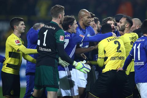 Heftige Rangelei nach dem Derby zwischen Spielern von Dortmund und Schalke