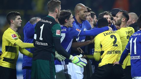 Heftige Rangelei nach dem Derby zwischen Spielern von Dortmund und Schalke