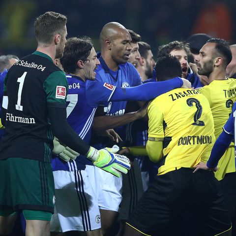 Heftige Rangelei nach dem Derby zwischen Spielern von Dortmund und Schalke