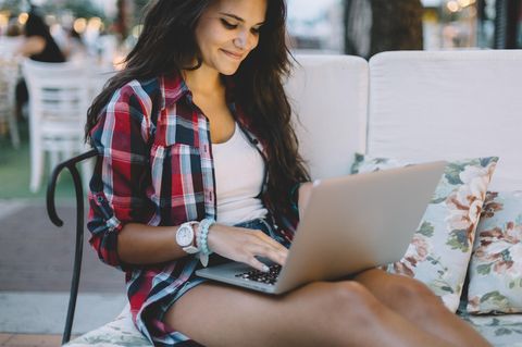 Frau surft im Web