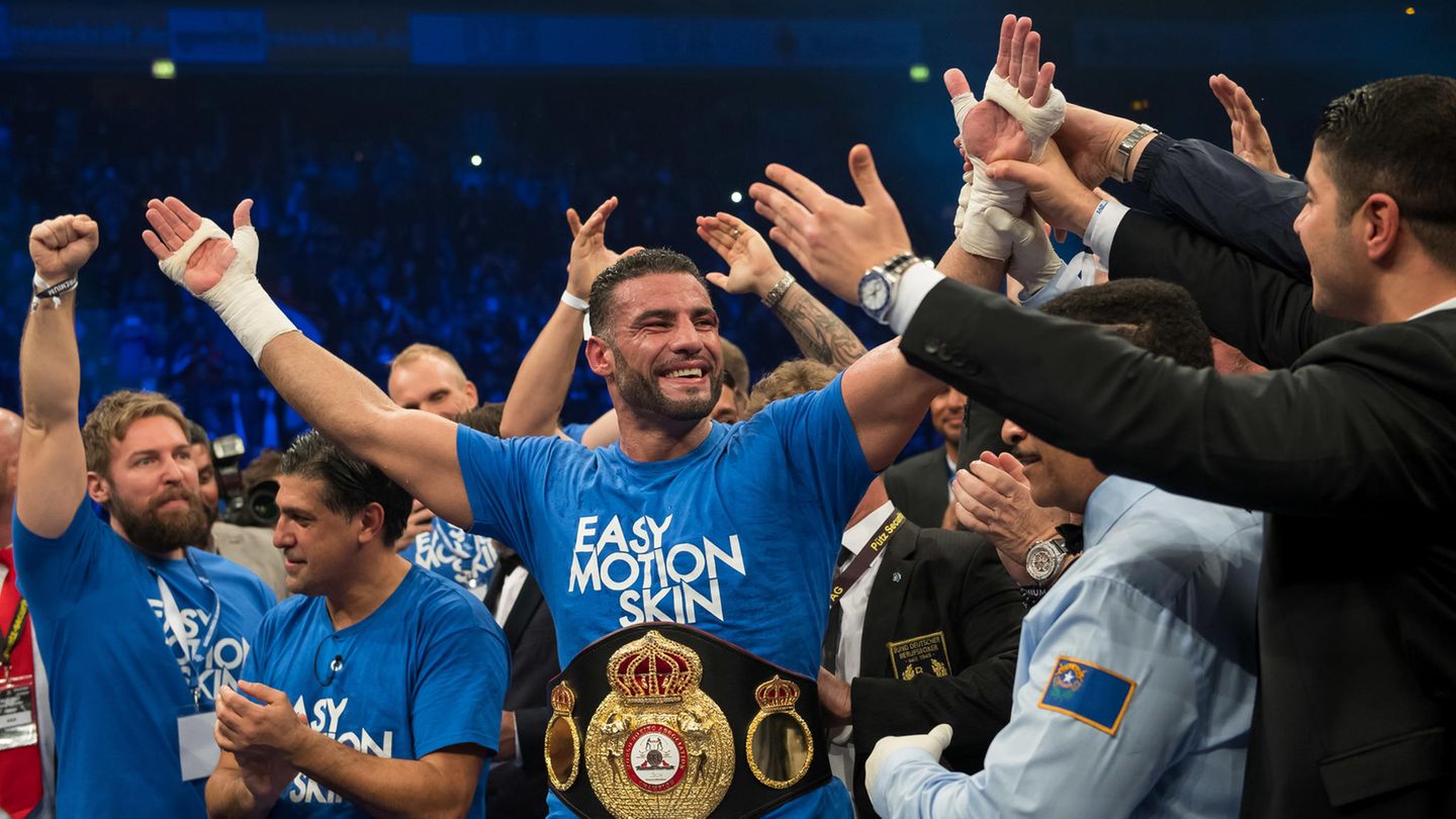 WBA-WM Schwergewicht: Manuel Charr jubelt mit dem Weltmeistergürtel nach seinem Sieg am Samstagabend gegen den Russen Alexander Ustinow in Oberhausen.