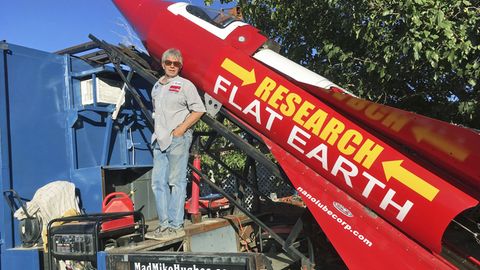 Der Amerikaner Mike Hughes neben seiner selbstgebauten Rakete in Kalifornien