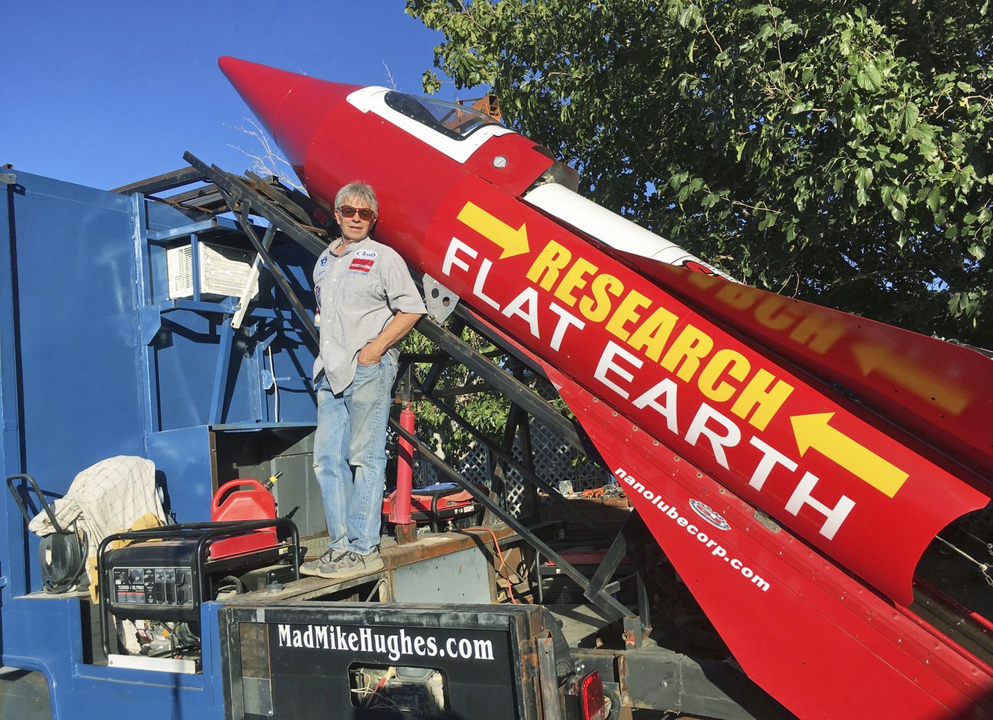 Der Amerikaner Mike Hughes neben seiner selbstgebauten Rakete in Kalifornien