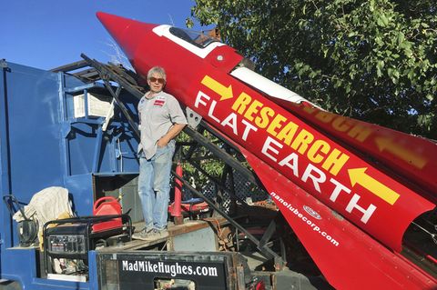 Der Amerikaner Mike Hughes neben seiner selbstgebauten Rakete in Kalifornien