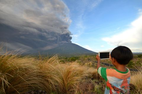 Mount Agung: Balis Vulkan spuckt 6000 Meter hohe Rauchwolke aus