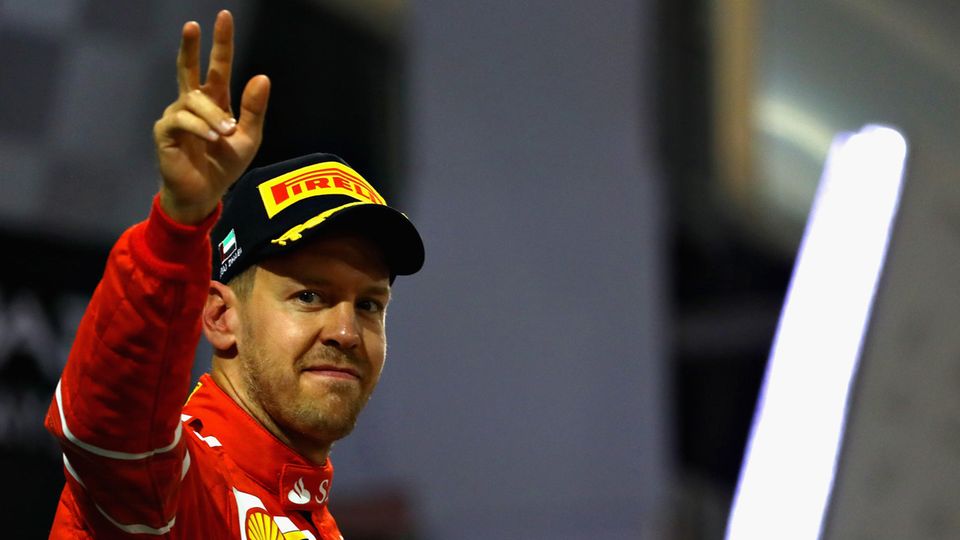 Sebastian Vettel grüßt - In Abu Dhabi hat er sich die Vize-Weltmeisterschaft in der Formel 1 gesichert