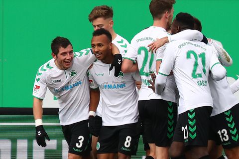 Jubeltraube der Spieler von Greuther Fürth - Sie haben 4:0 gegen St. Pauli gewonnen