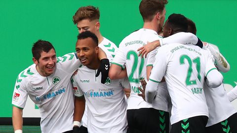 Jubeltraube der Spieler von Greuther Fürth - Sie haben 4:0 gegen St. Pauli gewonnen