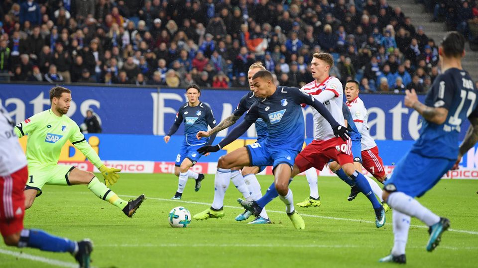 Gleich steht's 1:0 für den HSV: Hoffenheims Akpoguma überwindet den eigenen Torhüter