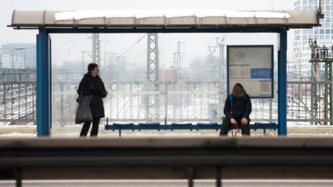 Ein Mann sitzt an einer Bushaltestelle - Die Stadt Düsseldorf hat dafür 35 Euro Strafe verhängt