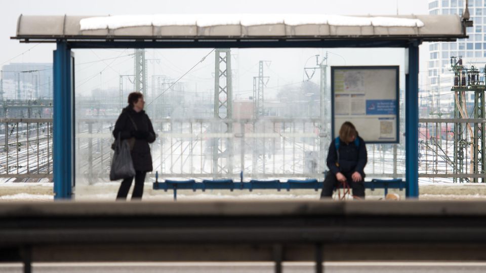 Stadt Düsseldorf erhebt Bußgeld für Ausruhen an einer Bushaltestelle