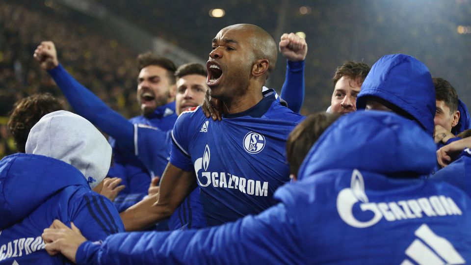 Schalke-Spieler jubeln nach dem 4:4 gegen den BVB Schalke-Spieler um Torschütze Naldo jubeln nach dem 4:4 gegen den BVB