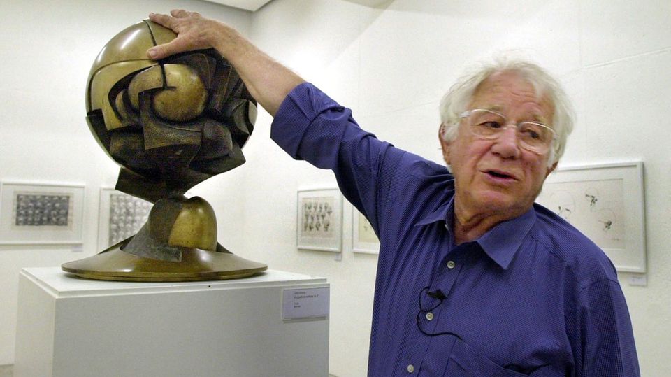 Fritz Koenig mit einem Modell der "Sphäre" im Landshuter Skulpturenmuseum Fritz Koenig mit einem Modell der "Sphäre" im Landshuter Skulpturenmuseum