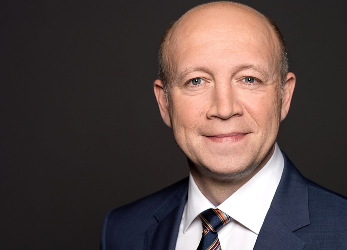 Andreas Kuhlmann, Vorsitzender der Geschäftsführung, Deutsche Energie-Agentur GmbH: Ziel muss ein strategischer Dialog von internationalen Akteuren aus Politik und Wirtschaft sein, der E-Fuels als wichtigen Baustein der Energiewende definiert, deren Marktentwicklung stimuliert und Rahmenbedingungen für Großinvestitionen schafft. Mit einem Markt, der Investitions- und Planungssicherheit gewährt, ließen sich auch die Kosten senken. Andreas Kuhlmann, Vorsitzender der Geschäftsführung, Deutsche Energie-Agentur GmbH: Ziel muss ein strategischer Dialog von inter