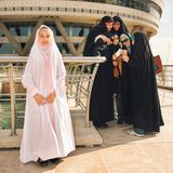 Die neunjährige Yasmin trägt das zur Taklif-Feier gehörende weiße Gewand. Ab jetzt hat sie mehr gesellschaftliche Pflichten, muss in der Öffentlichkeit das Kopftuch tragen und darf Männern nur noch die Hand geben, wenn sie enge Verwandte sind.