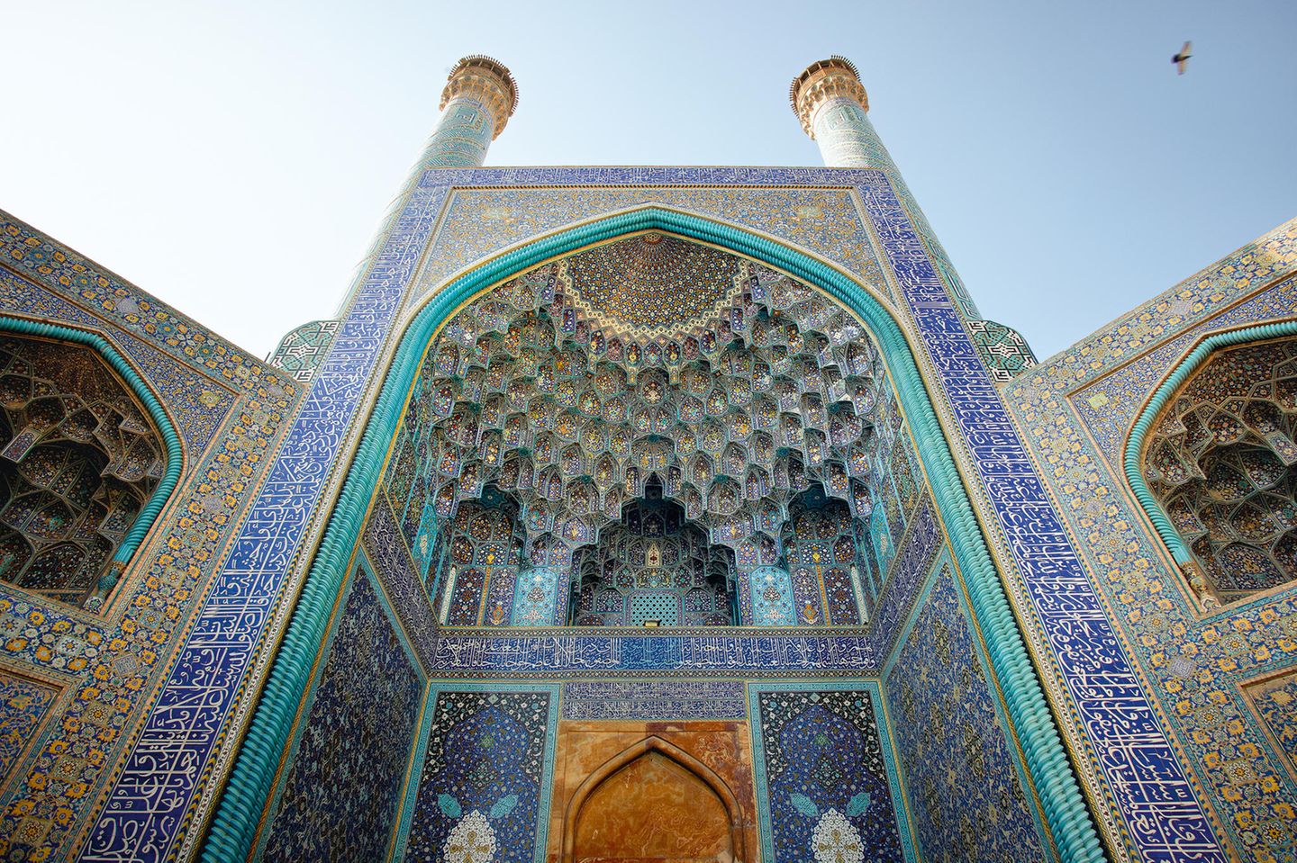 Die Imam-Moschee in Isfahan: Das Eingangsportal mit seinen Fayencen aus dem 17. Jahrhundert gehört zu den Meisterwerken islamischer Architektur.