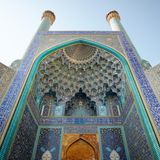 Die Imam-Moschee in Isfahan: Das Eingangsportal mit seinen Fayencen aus dem 17. Jahrhundert gehört zu den Meisterwerken islamischer Architektur.