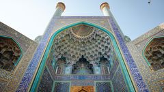 Die Imam-Moschee in Isfahan: Das Eingangsportal mit seinen Fayencen aus dem 17. Jahrhundert gehört zu den Meisterwerken islamischer Architektur.