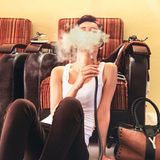 Mit der Wasserpfeife im Hotelzimmer: Samira aus Abdabil hält nichts von den strengen Regeln. In einer Runde von Männern und Frauen rauchen alle gemeinsam. Die Angst erwischt zu werden, gehört bei solchen Gelegenheiten immer dazu.