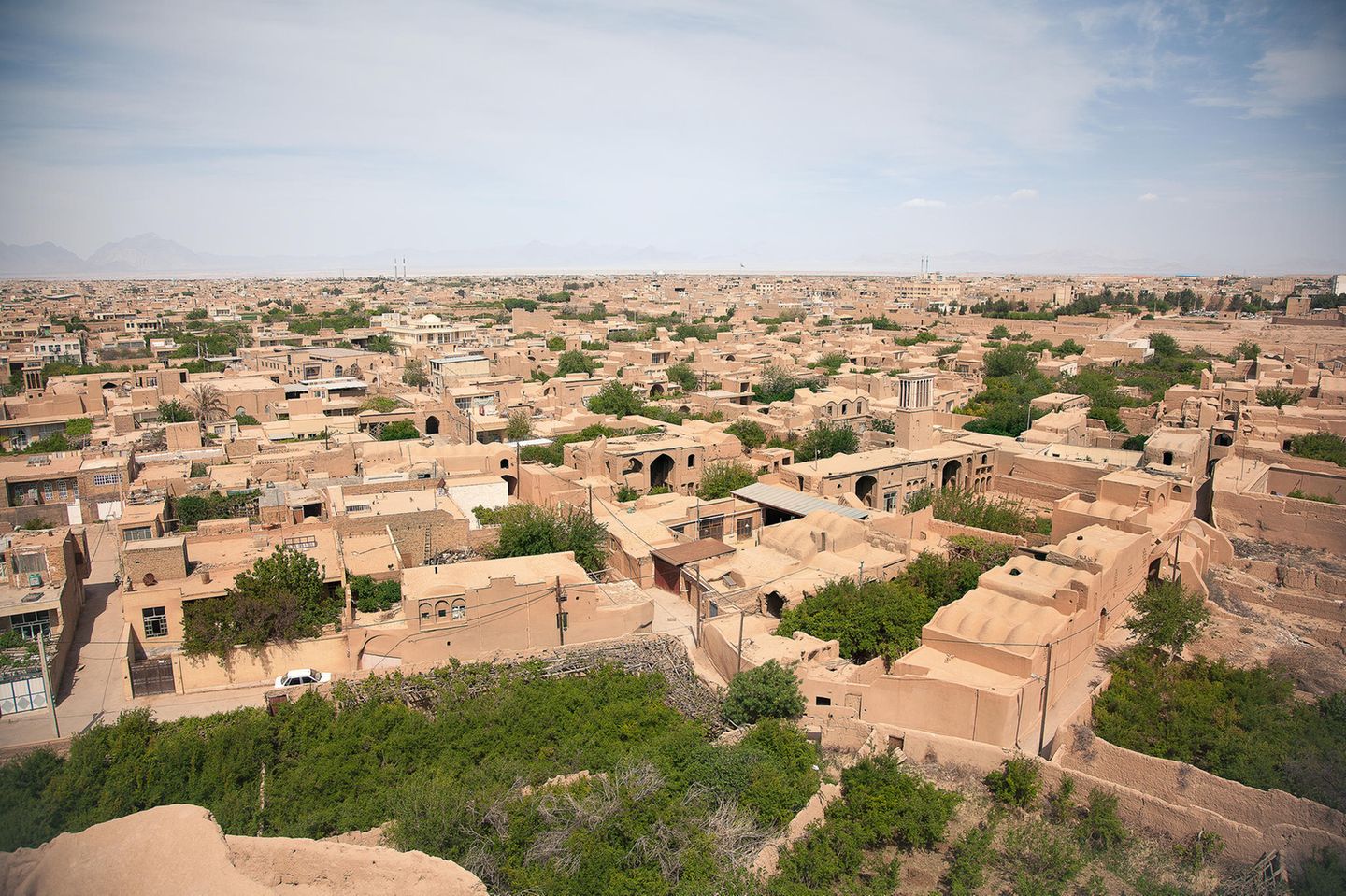 Blick über die mehr als 1800 Jahre alte Lehmziegelstadt Meybod in der Wüste mit ihren Badgir-Windtürmen, die als Klimaanlage für die Innenräume dienen.