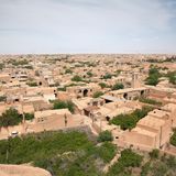 Blick über die mehr als 1800 Jahre alte Lehmziegelstadt Meybod in der Wüste mit ihren Badgir-Windtürmen, die als Klimaanlage für die Innenräume dienen.