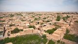 Blick über die mehr als 1800 Jahre alte Lehmziegelstadt Meybod in der Wüste mit ihren Badgir-Windtürmen, die als Klimaanlage für die Innenräume dienen.
