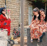 Junge Mädchen in Kordestan, einer Provinz im Osten des Landes: Ab dem neunten Lebensjahr müssen Iranerinnen ihr Haar verhüllen. Wer jünger ist, kann sich die lästige Pflicht noch sparen.