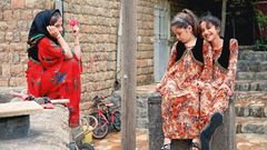 Junge Mädchen in Kordestan, einer Provinz im Osten des Landes: Ab dem neunten Lebensjahr müssen Iranerinnen ihr Haar verhüllen. Wer jünger ist, kann sich die lästige Pflicht noch sparen.