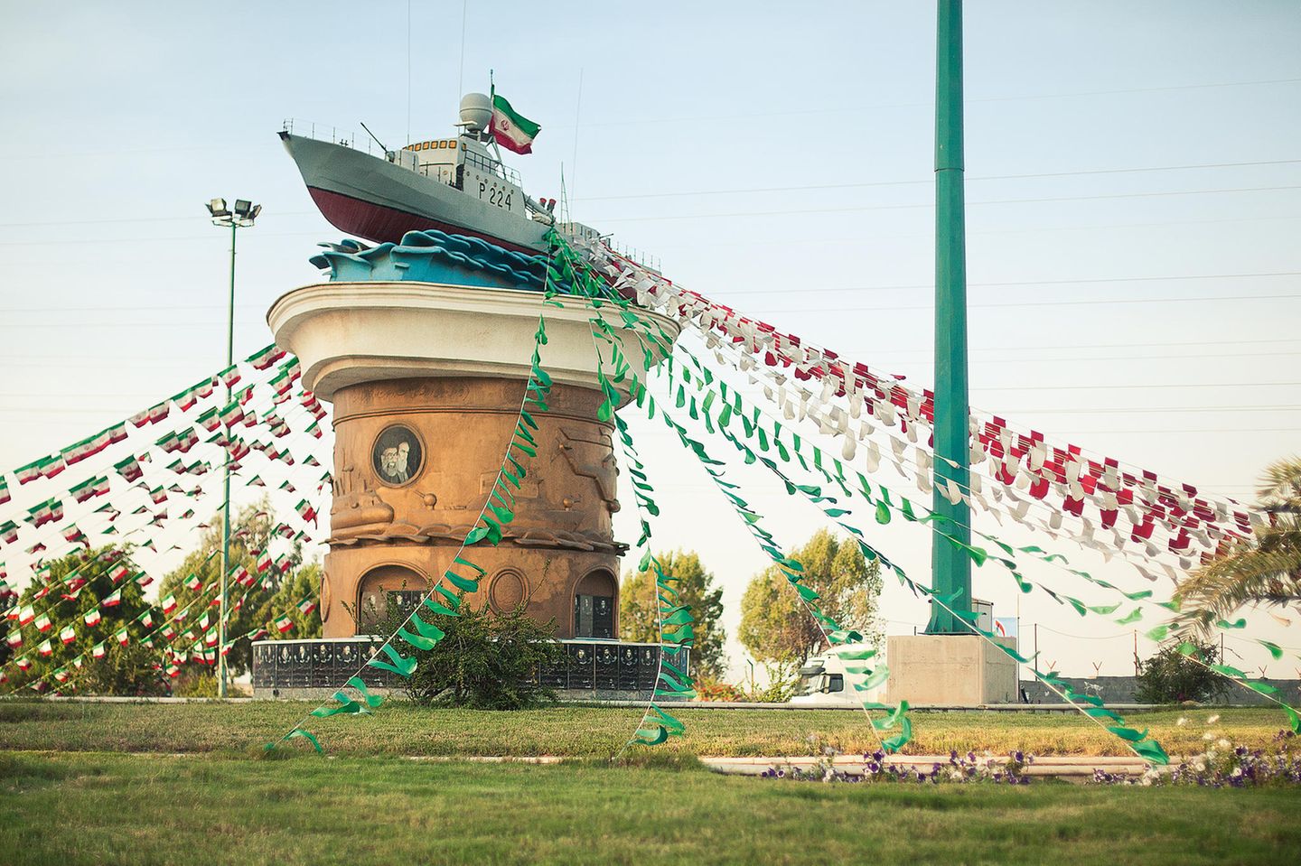 Ein ausrangiertes Patrouillenboot thront auf einem Denkmal, mitten auf einer Verkehrsinsel in Buschehr, einer Hafenstadt am Persischen Golf.