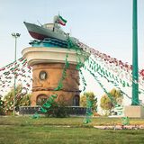 Ein ausrangiertes Patrouillenboot thront auf einem Denkmal, mitten auf einer Verkehrsinsel in Buschehr, einer Hafenstadt am Persischen Golf.