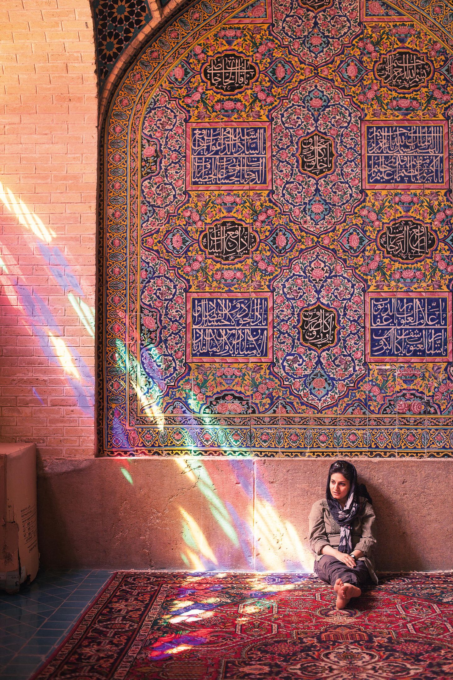In einer Moschee in Shiraz: Wenn morgens die Sonne durch die Fenster scheint, leuchten Teppiche und Fenster in spektakulären Farben. 