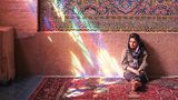 In einer Moschee in Shiraz: Wenn morgens die Sonne durch die Fenster scheint, leuchten Teppiche und Fenster in spektakulären Farben. 