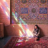 In einer Moschee in Shiraz: Wenn morgens die Sonne durch die Fenster scheint, leuchten Teppiche und Fenster in spektakulären Farben. 