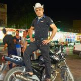 Cowboy im Iran: In der Stadt Ahwaz posiert dieser Motorradfahrer fürs Foto, inspiriert vom American Way of Life.