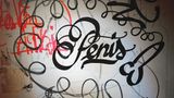 Das Wort "Penis" geschrieben, daneben ein Abbild davon