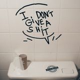 Über einer Toilette steht der Spruch "I don't give a shit"