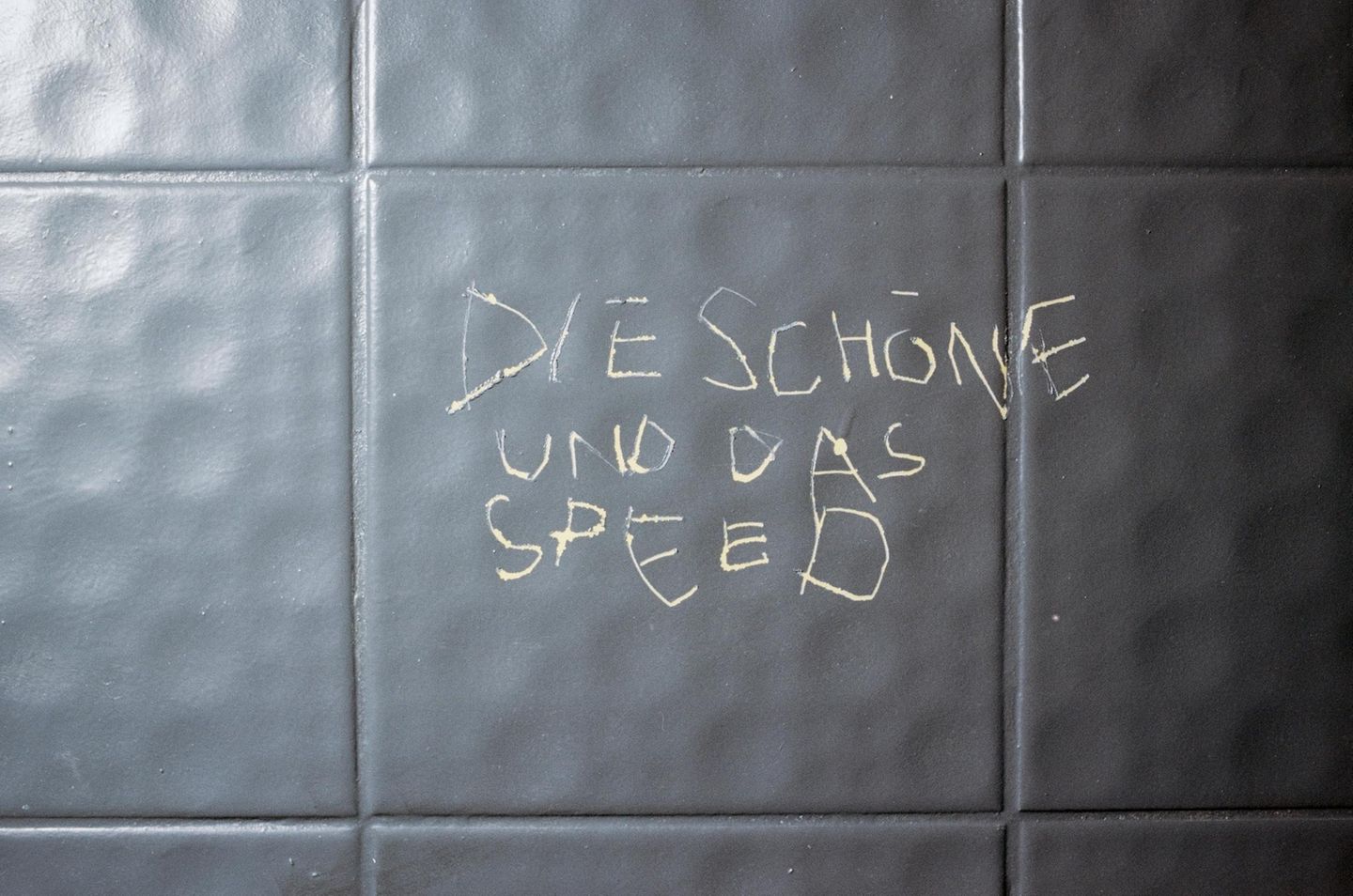 Der Spruch "Die Schöne und das Speed"