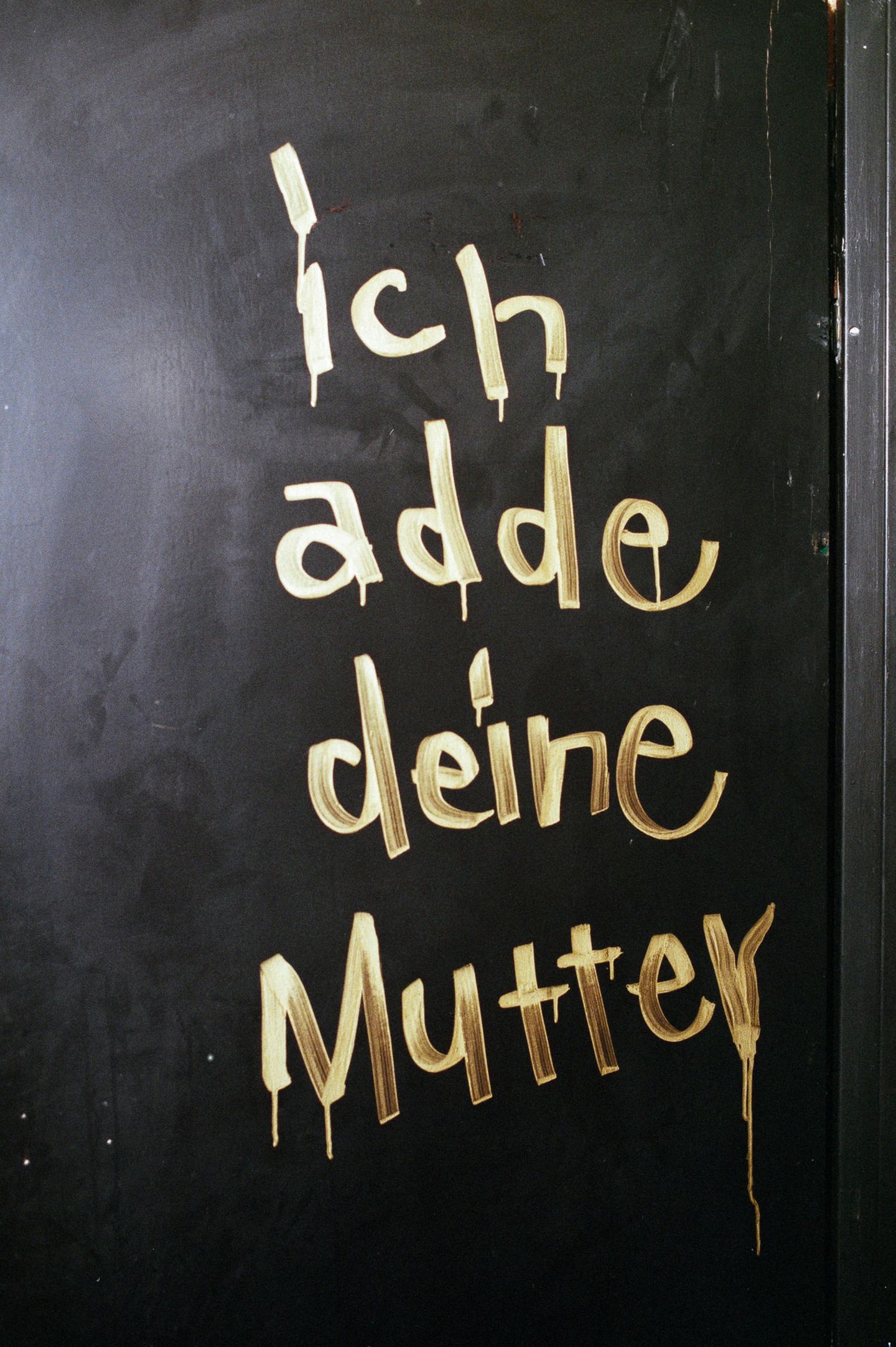 "Ich adde deine Mutter" steht auf einer Wand geschrieben
