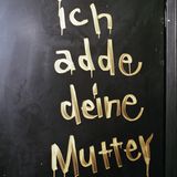 "Ich adde deine Mutter" steht auf einer Wand geschrieben