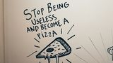 Ein gemaltes Stück Pizza mit den Worten "Stop being useless and became a pizza"